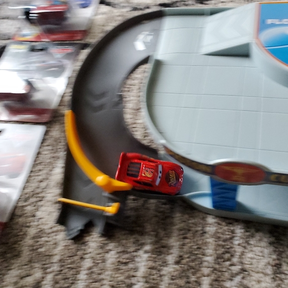 Disney Pixar Cars Piston Cup Garage Playset and 3 Pixar Cars - Picture 12 of 16